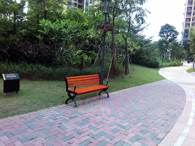  欣方圳垃圾桶廠家這里有您所需的各類垃圾桶產(chǎn)品和園林椅休閑椅，您只需要關(guān)注一下您身邊的市場(chǎng)或者來欣方圳官網(wǎng)瞧一瞧。您可以在欣方圳官網(wǎng)的案例里面，看到全國(guó)各地區(qū)的用戶案例及各種類型的用戶選擇。這不，深圳觀瀾的一位客戶又一次來我司欣方圳科技有限公司購(gòu)買了一批鑄鐵有靠背園林椅。       欣方圳的這批P27鑄鐵有靠背園林椅椅腳模具使用電腦雕刻，比一般廠家人工模具鑄鐵椅腳表面更光滑平整。耐壓性極強(qiáng)，同時(shí)具備很強(qiáng)的耐熱、耐磨、耐蝕、耐低溫的特性，鑄鐵有靠背園林椅，生產(chǎn)周期較短，給人以粗獷、莊重、穩(wěn)重的感覺，是戶外市政公共設(shè)施必選產(chǎn)品。    而且為了防止椅條在受力情況下往下變形，我們欣方圳的每一款休閑椅都在在椅條的下面加了兩條L30*3的熱鍍鋅角鋼加強(qiáng)支撐，加強(qiáng)椅條的支撐能力，有效的將承載力傳遞到椅腿上，防止椅條變形，加強(qiáng)休閑椅的抗沖擊能力，提高鑄鐵有靠背園林椅的壽命。