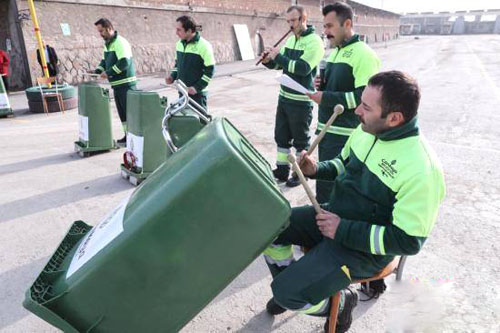國(guó)外環(huán)衛(wèi)工用戶外垃圾桶奏響了勞動(dòng)人民的天籟之音
