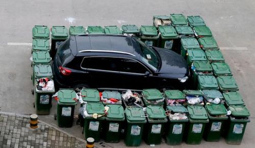 汽車被垃圾桶包圍是被惡搞還是得罪人了？