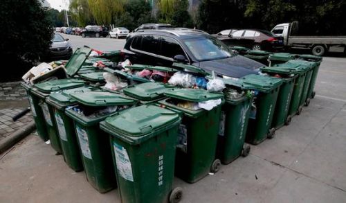 汽車被垃圾桶包圍是被惡搞還是得罪人了？