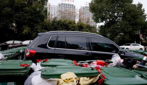 汽車被垃圾桶包圍是被惡搞還是得罪人了？