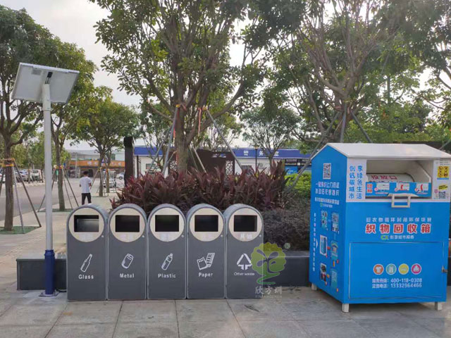 新款多分類果皮箱垃圾分類收集容器太陽能供電，智能滿溢功能通過平臺遠(yuǎn)程終端提醒