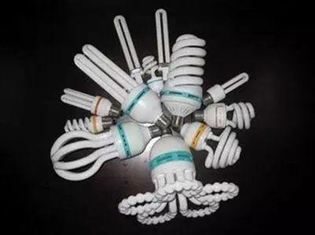 有害垃圾危害大，請(qǐng)投有害垃圾桶集中處置